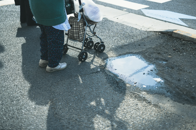 手押し車　老人