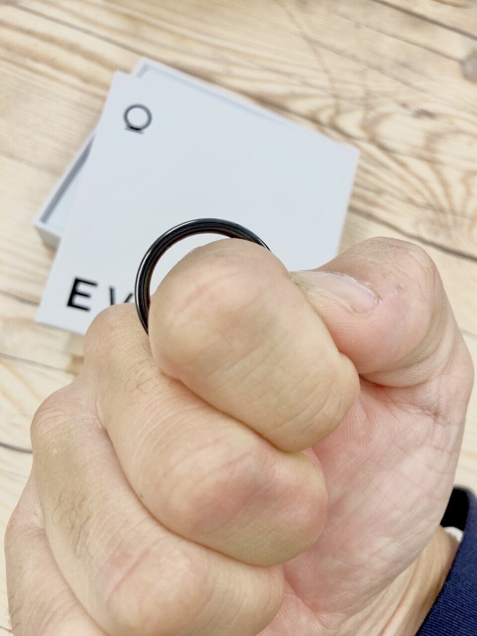 サイズが合わないエブリングをリングテープで調節する｜Daisuke