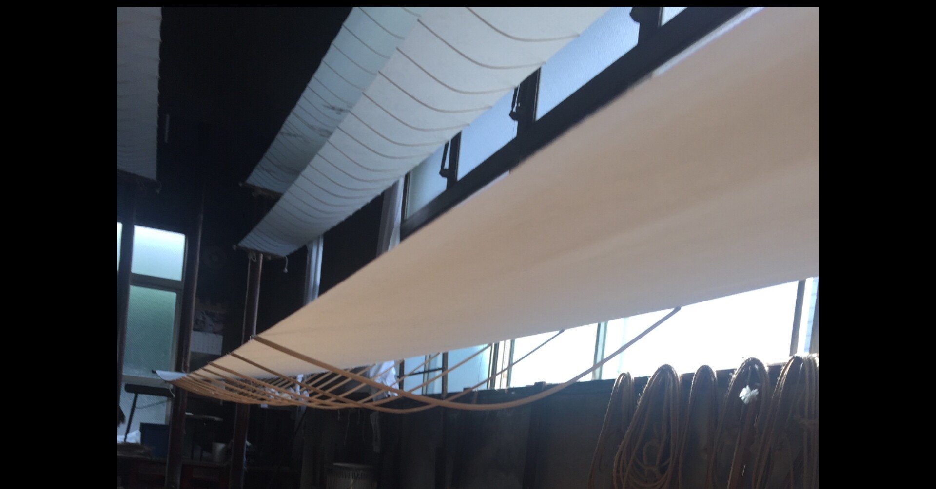 仕事紹介 その5 引っ張って伸子をかう編｜ふじや染工房 三代目 中村隆敏