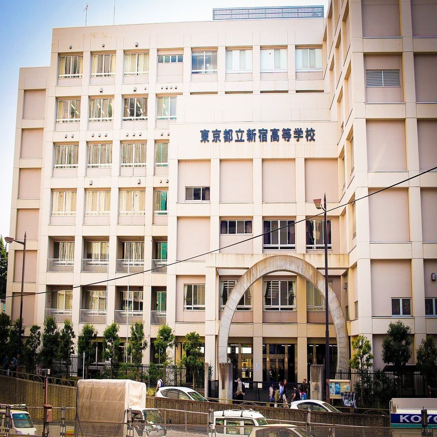 百年ﾆｭｰｽ 1921 大正10 10月4日 火 東京府立第六中学校 都立新宿高校 が開校 当初は府立四中 都立戸山高校 を間借りしたが 翌年新宿 御苑の一角に鉄筋コンクリートの校舎が完成 戦後は国内 吉塚康一 百年ﾆｭｰｽ 毎日が100周年 Note