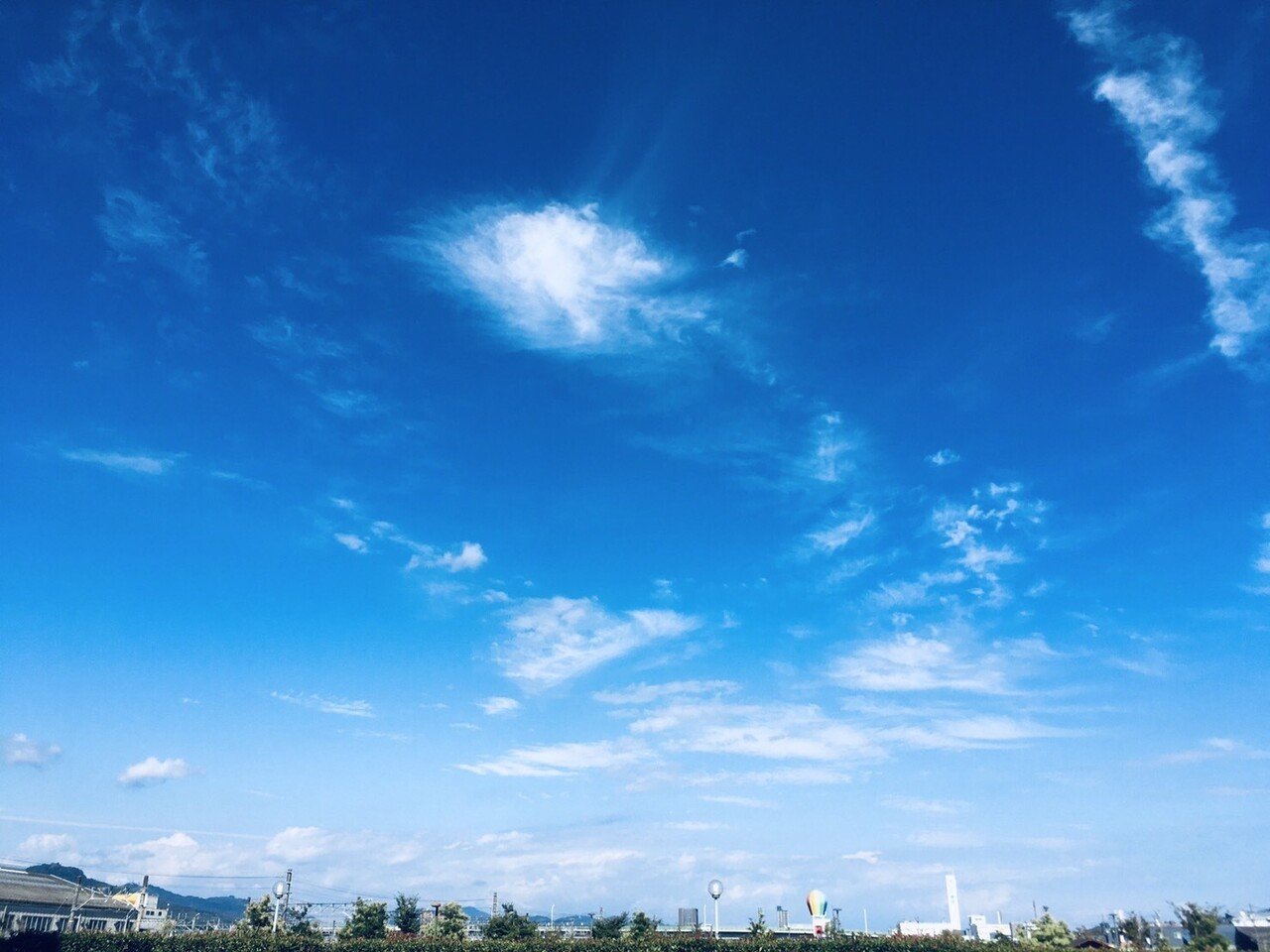 誰かのために生きるのではなく 自分のために生きてあげよう 顔は笑って 心で泣くのはもうやめよう そうしていると自分で自分がわからなくなってしまうよ 自分を嫌いになってしまう前に 自分のために生き Keiko Hamada Note