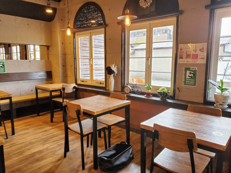 『COWBELLCAFE(カウベル カフェ) 外観 内装