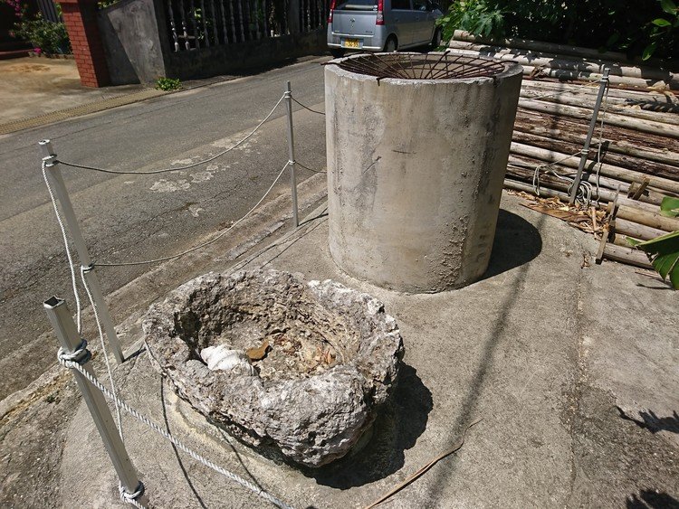 コンクリート防護された古井戸と、琉球石灰岩をくり抜いてつくられた石桶。
下地は与那覇の集落で見つけたもの。
やはり、水源は大事！