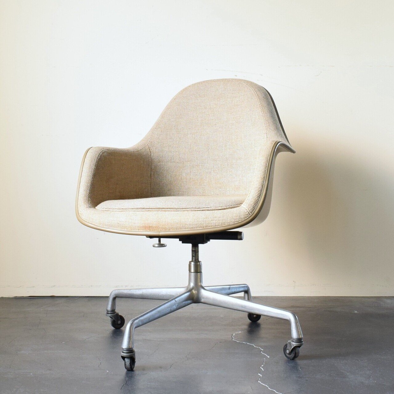 【希少】ハーマンミラー　サイドシェルチェア ナウガレザー生地 ハーマンミラー Herman Miller サイドシェルチェア 2nd ナウガレザー