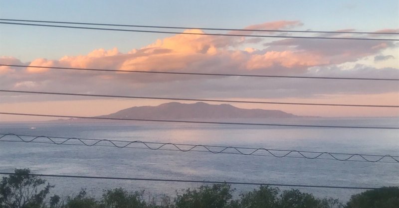 2191023-景色-窓から見える風景 電線入ったいて映えないが、、大島と島の上にある雲 気象が身近に見てとれる1630