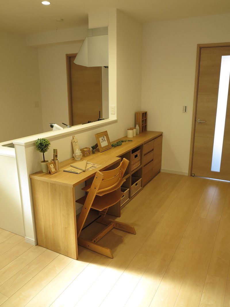 キッチンの背面の壁に幅86㎝モジュールのハチロク家具を設置 (3)