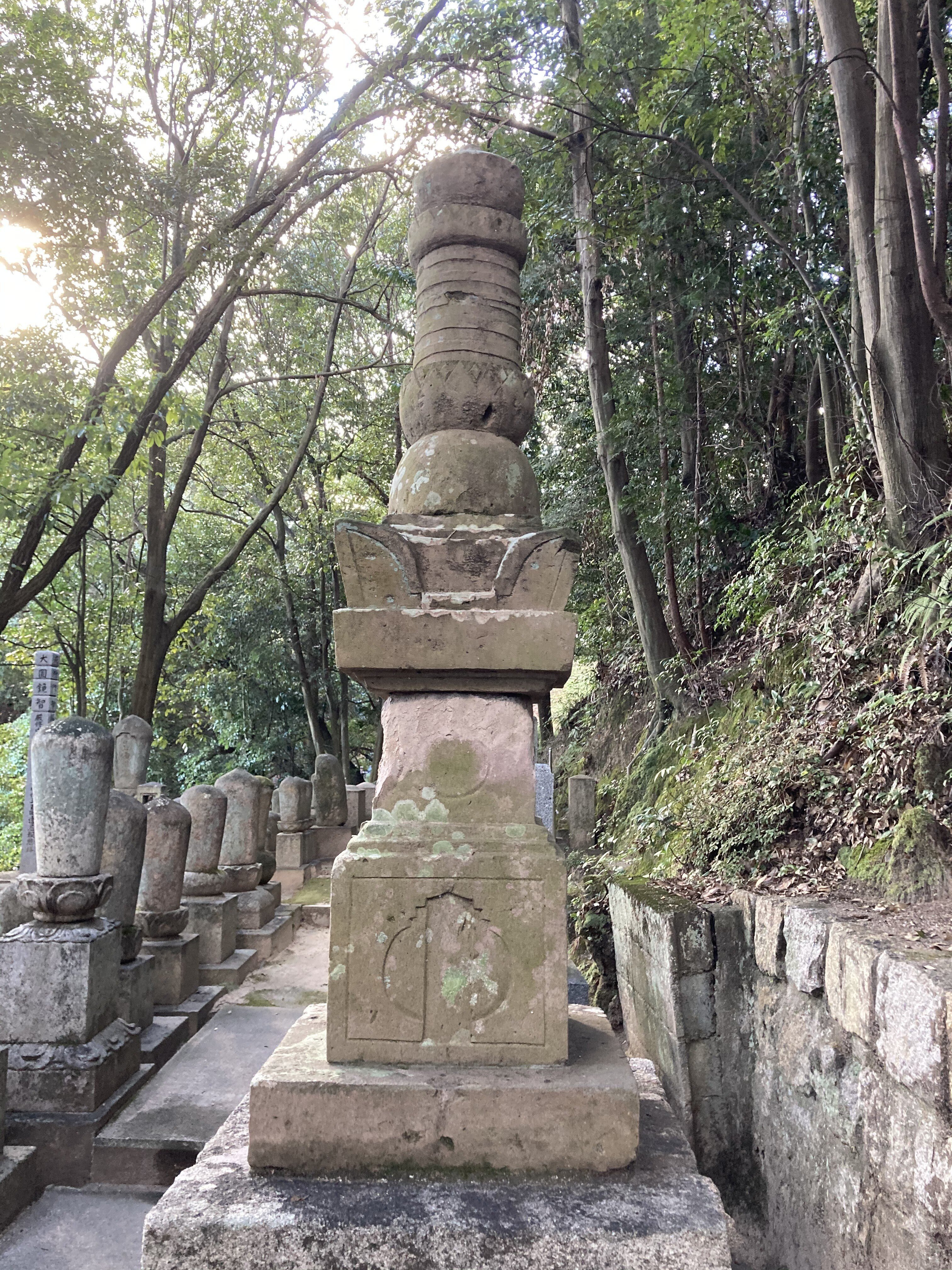 中国・四国地方の石造物⑫：洞雲寺宝篋印塔（伝・陶晴賢首塚）｜綾