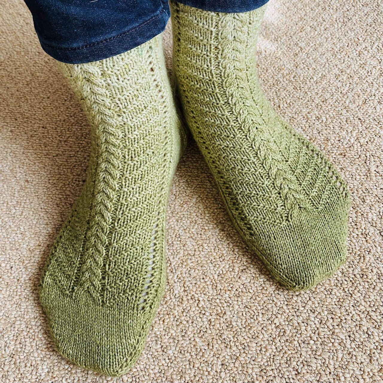 編み物の白いスカーフとストライプの靴下 120462813100533.01.-_1.jpg