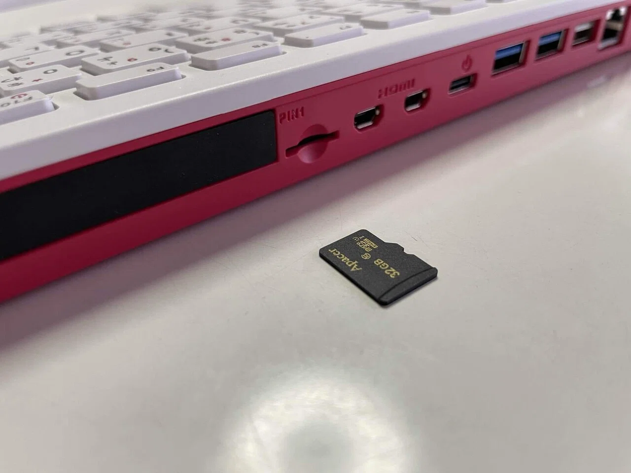 ケーブルをつなげて電源を入れるぞ「Raspberry Pi 400 日本版（日本語
