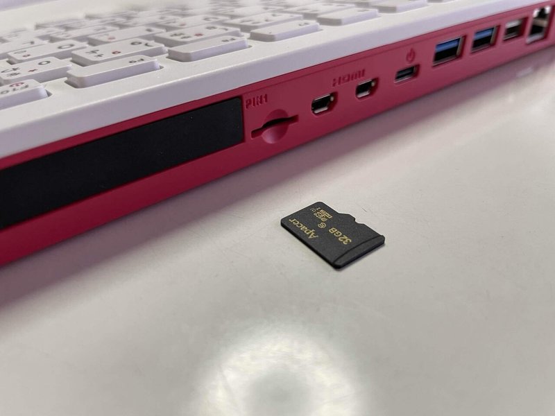 ケーブルをつなげて電源を入れるぞ Raspberry Pi 400 日本版 日本語配列のキーボードを採用した日本向けモデル わぽ Note