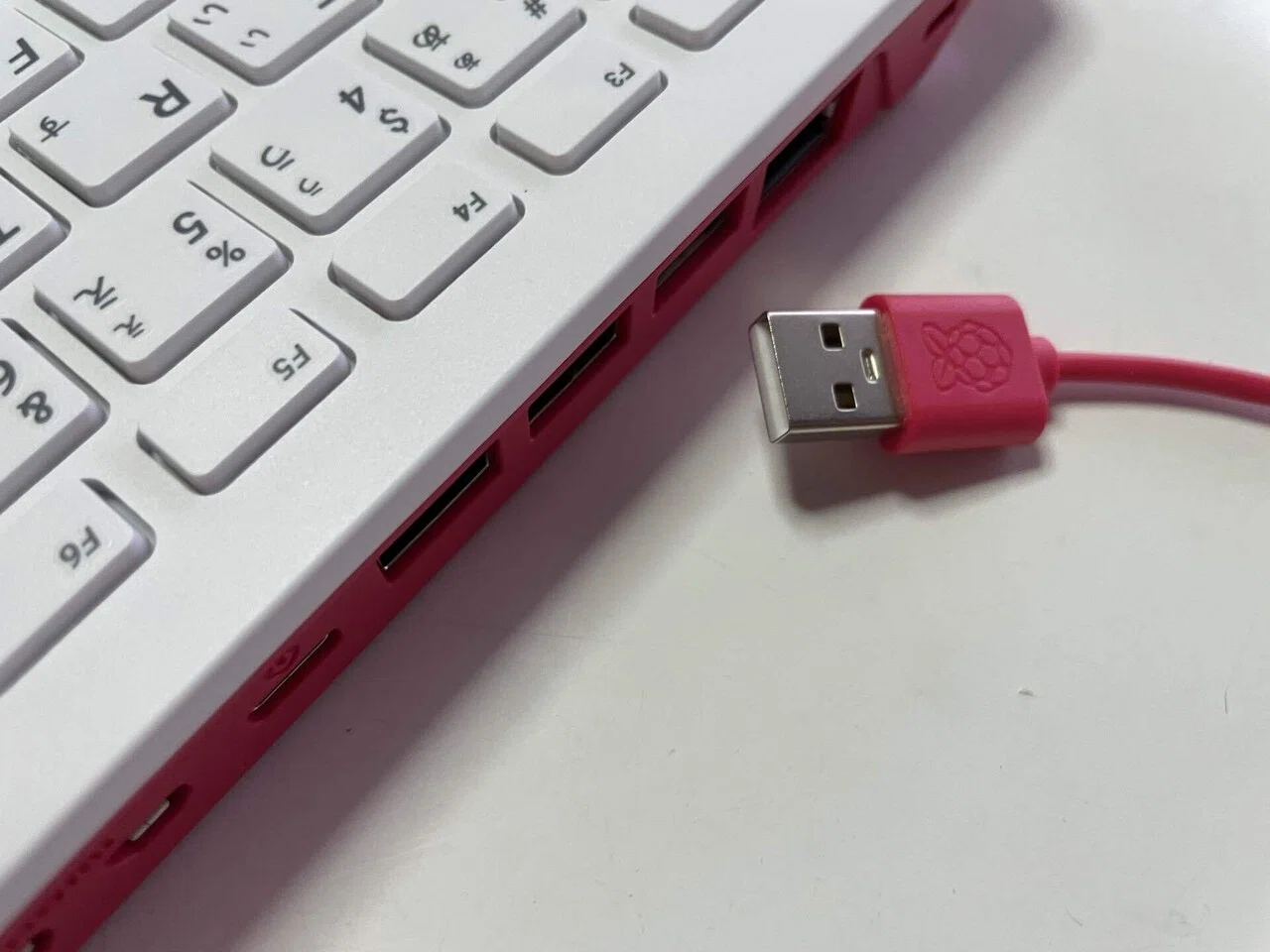 ケーブルをつなげて電源を入れるぞ「Raspberry Pi 400 日本版（日本語