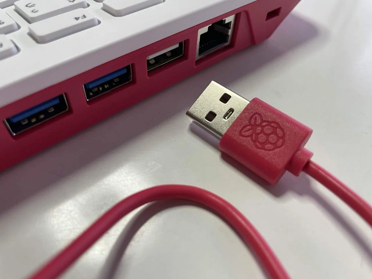 ケーブルをつなげて電源を入れるぞ「Raspberry Pi 400 日本版（日本語