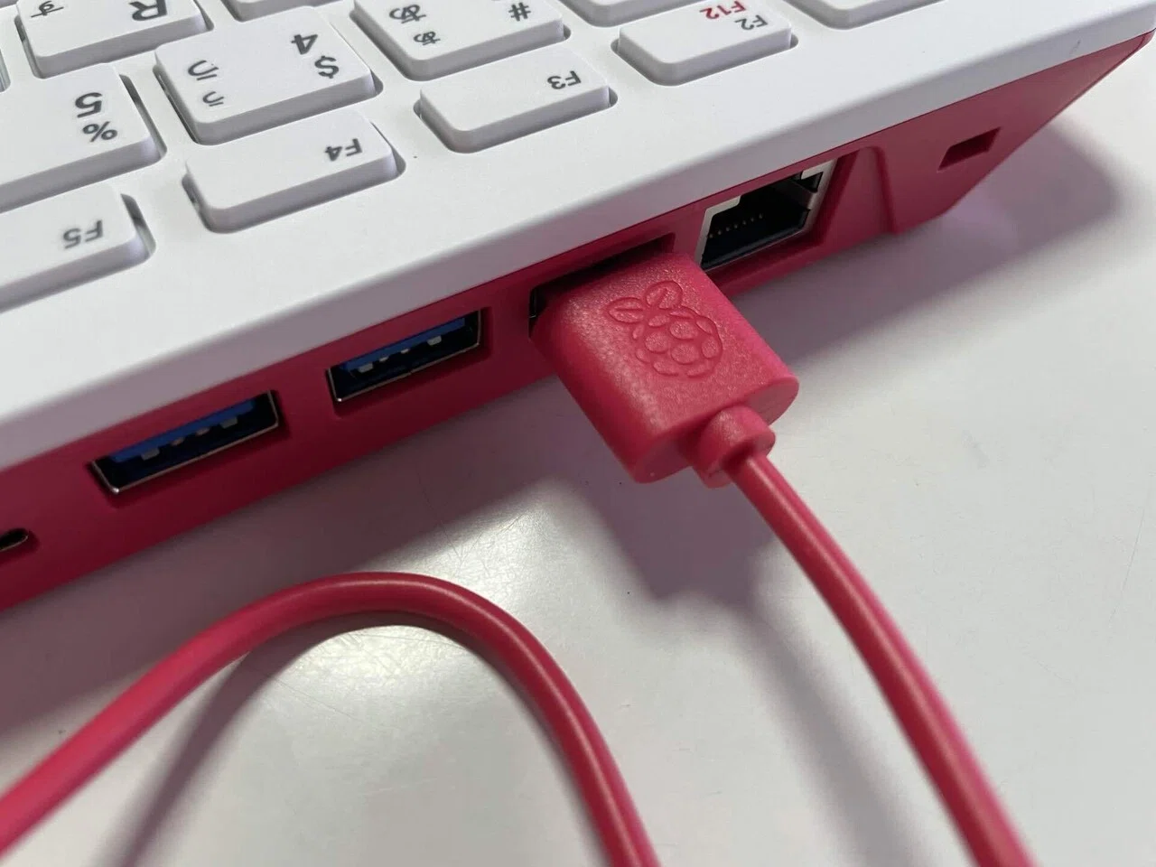 ケーブルをつなげて電源を入れるぞ「Raspberry Pi 400 日本版（日本語