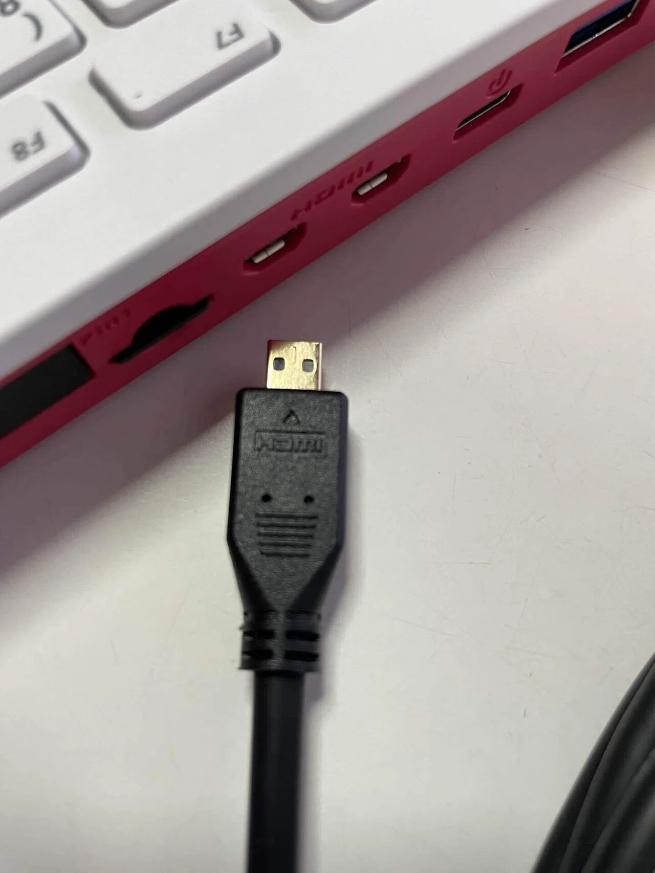 ケーブルをつなげて電源を入れるぞ「Raspberry Pi 400 日本版（日本語