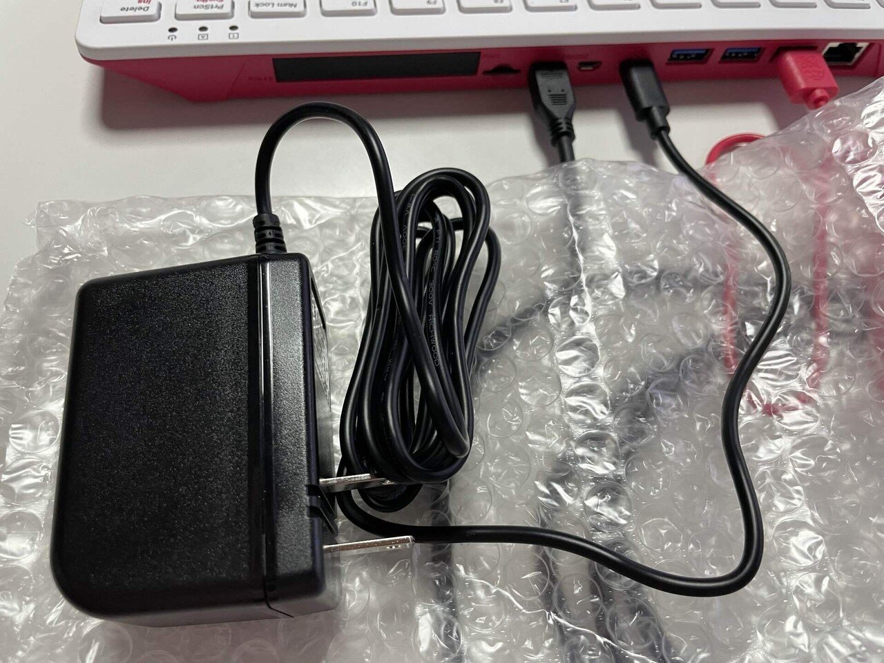 ケーブルをつなげて電源を入れるぞ「Raspberry Pi 400 日本版 ケーブルをつなげて電源を入れるぞ「Raspberry Pi 400 日本版