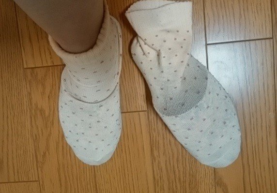 古くなった靴下 捨てる前に スリッパの上から履いて フローリングを滑ります 埃の付いた靴下はゴミ箱へポイ 掃除嫌いな私 がしていることです ゆきっこ Note