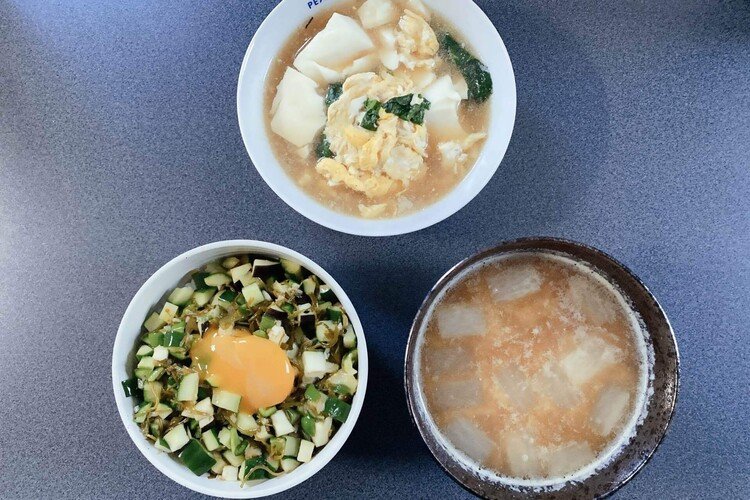 野菜のタレごはんと根菜ばっかりの味噌汁、卵と豆腐のトロトロのやつ