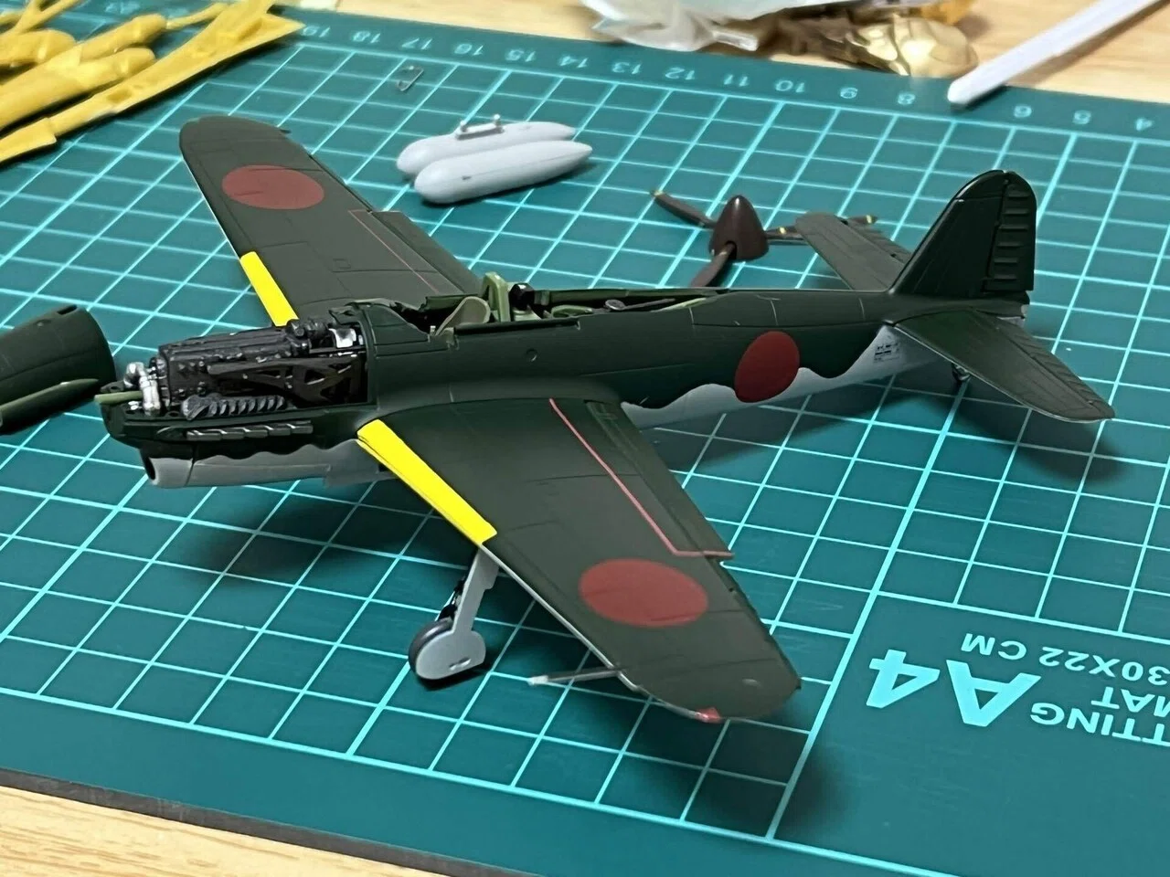 令和のビッグワンガム、エフトイズ 1/72 彗星を作る｜スイートネイル