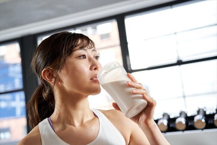 プロテイン　飲む　女性