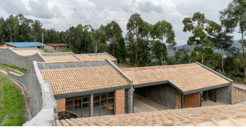 半径50kmのデザイン、Lo-fab、Design Repair −アフリカデザインセンターによるルワンダ・ルヘヘ小学校の実践