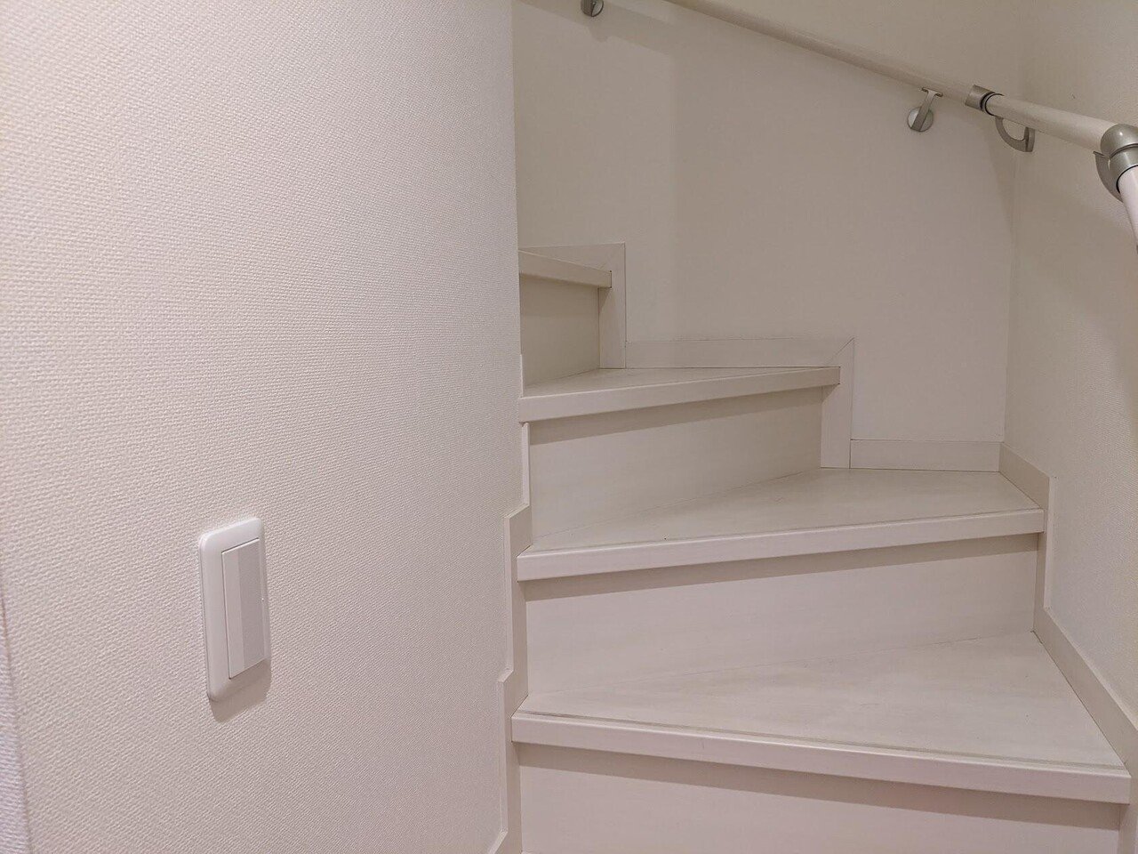 おうちの壁スイッチを人感センサー付きに 池澤あやかのはじめての電気工事 Necネッツエスアイ株式会社 公式 おうちの壁スイッチを人感センサー付きに 池澤あやかのはじめての電気工事 Necネッツエスアイ株式会社 公式