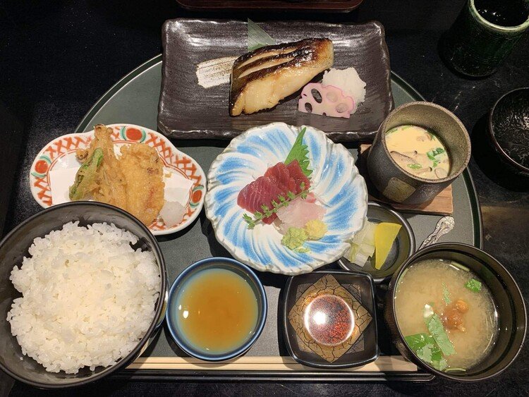 赤坂の「逸品料理屋 流石」の銀鱈の西京焼き定食(ご飯、味噌汁おかわり自由)