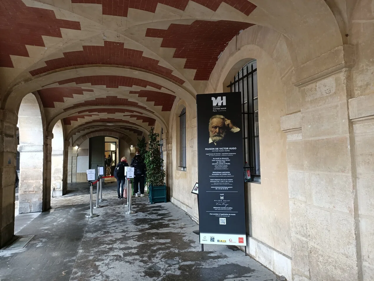 パリのヴィクトル・ユーゴ館のデッサン展とヴォージュ広場｜sakurakoparis