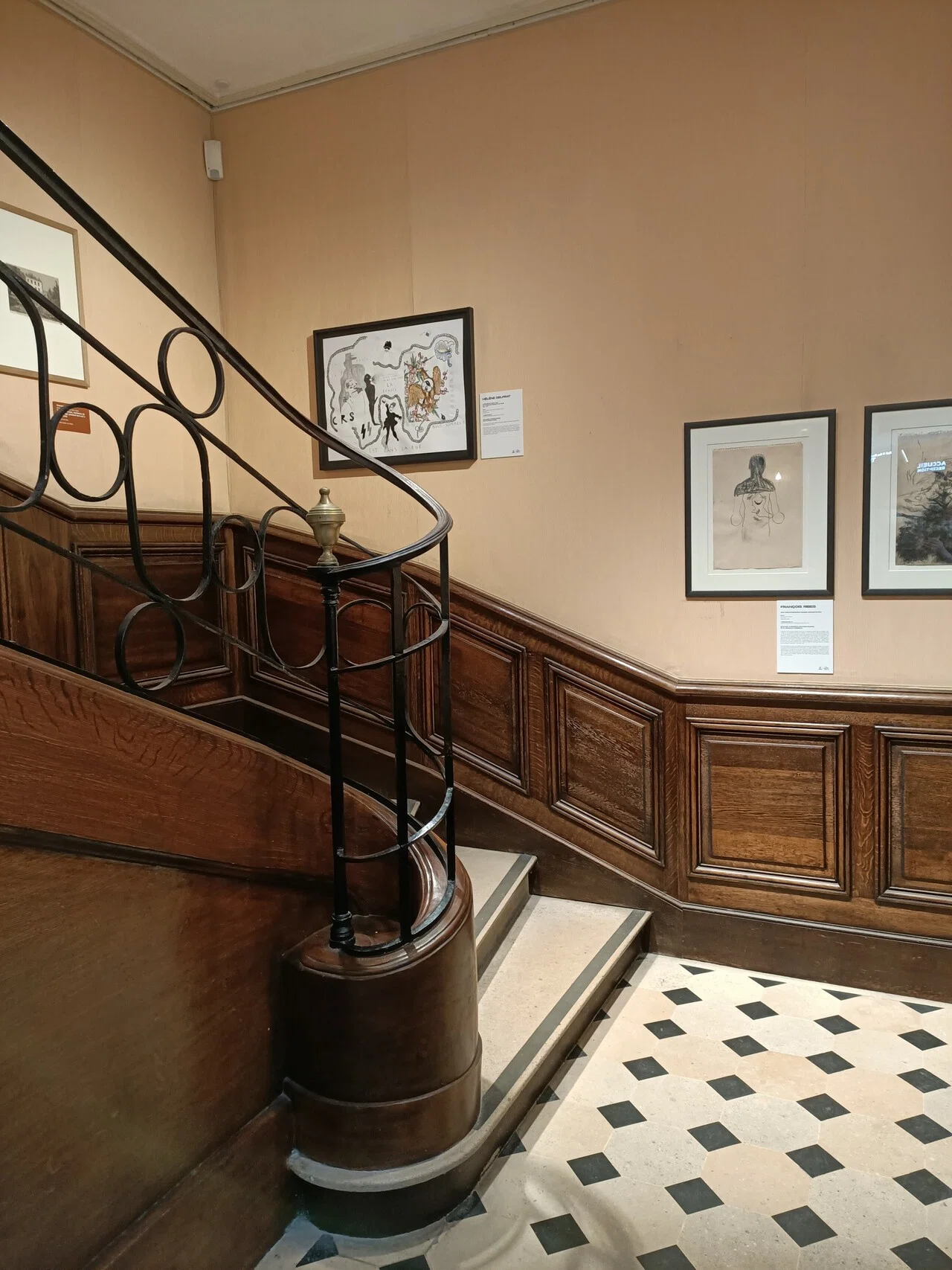 パリのヴィクトル・ユーゴ館のデッサン展とヴォージュ広場｜sakurakoparis
