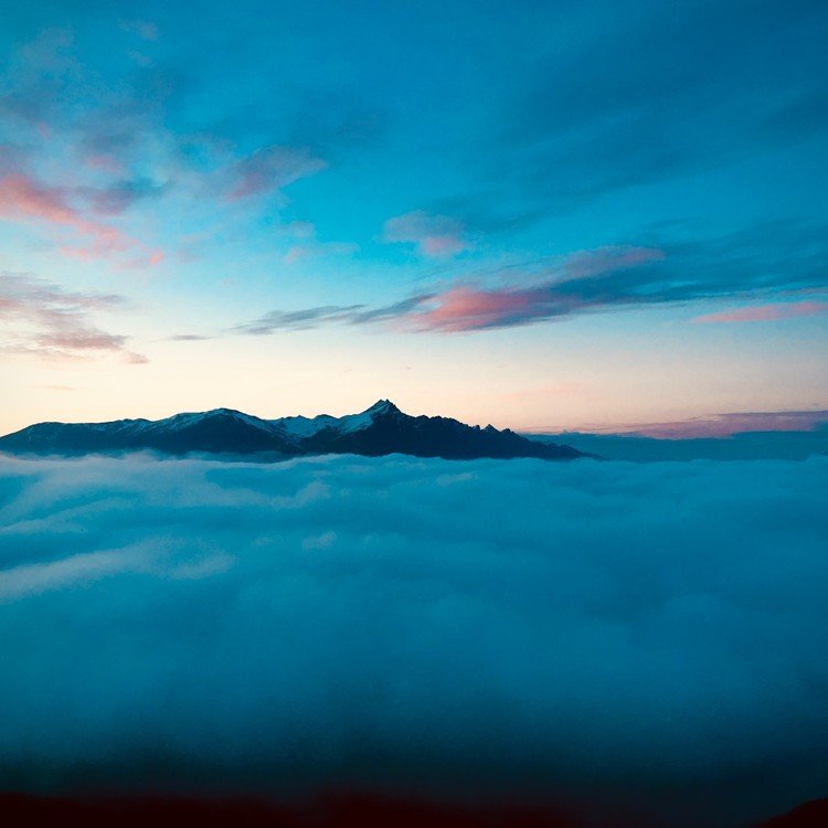 雲海の上に浮かぶリマーカブルズ山、クイーンズタウン、南島