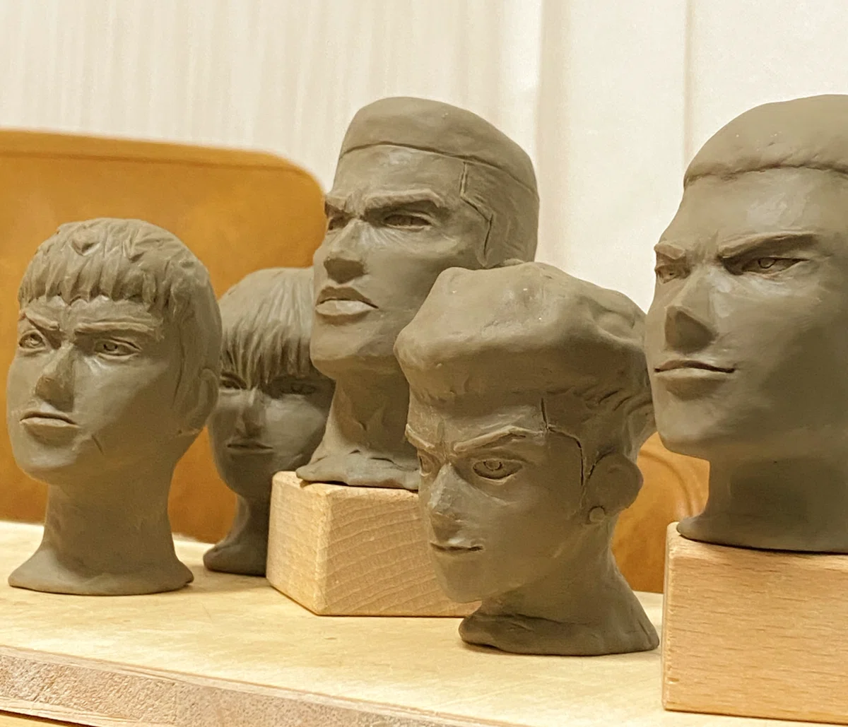 魚の形の粘土像 （抜け殻」を彫刻作品に？ 彫刻家・中谷ミチコ | これ 