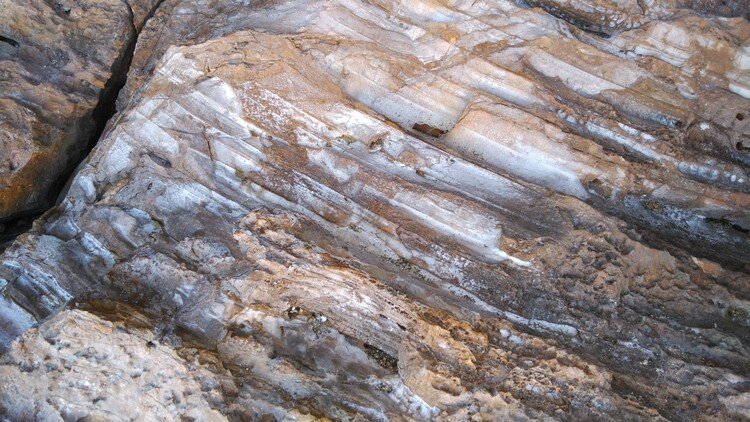 話題の軽石探しのはずが鉱物探しになって、盛り上がった日

とても綺麗な縞々です！さすがは島で一番古い保良石灰岩層！
楽しすぎる！！！

ロケ地：保良漁港東側