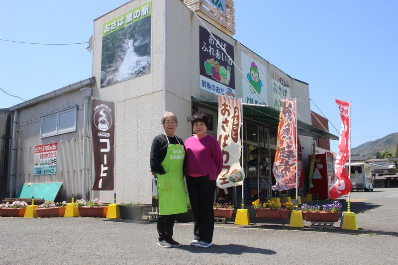 店の前に立つ米本さんと原田さん