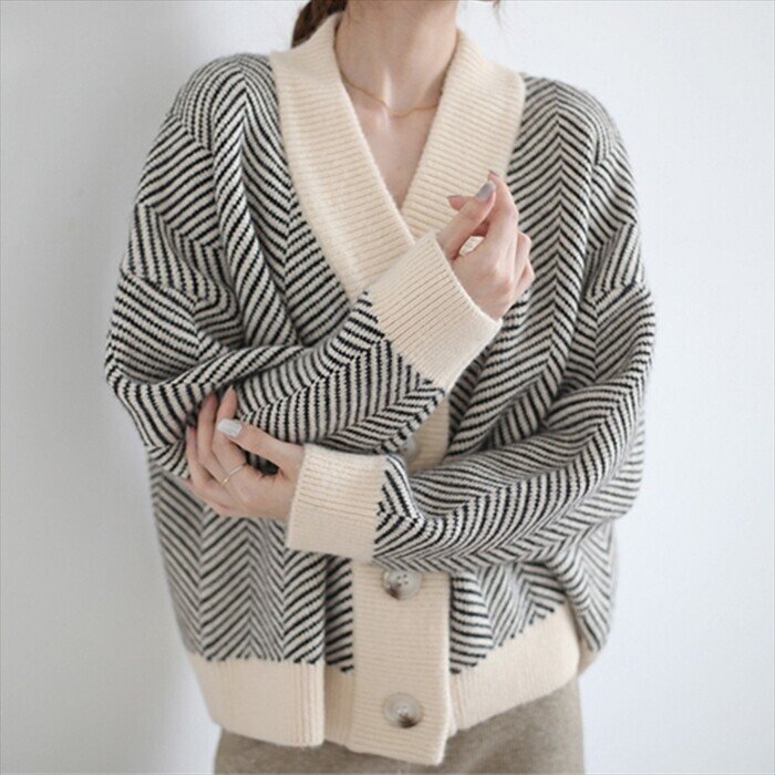 レトロなコーデに合わせやすい ヘリンボーン柄ニットカーデ ヘリンボーン柄ニットカーディガン２カラー Myfavoriteitemsstore Note