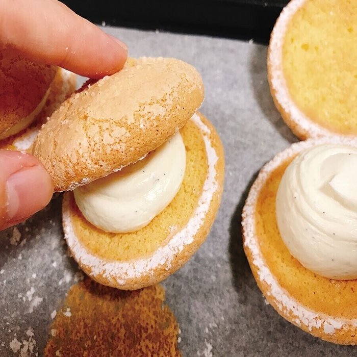 バニラのブッセ バニラビーンズたっぷり 生地にもクリームにも加えたバニラが優しく香る Vanilla Village バニラビレッジ Note