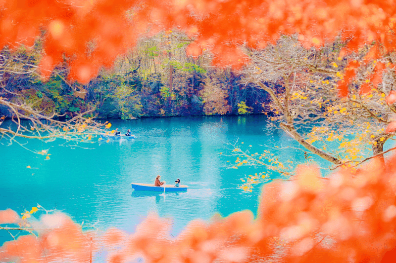 毘沙門沼の紅葉とボート