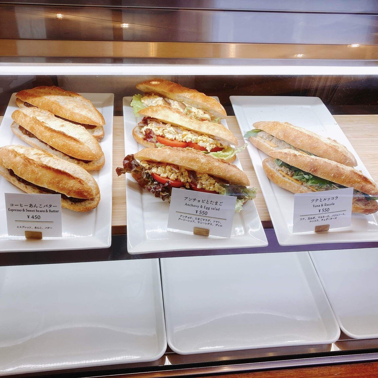 メシ部 今日は何サンドイッチがあるかな カフェモカとアンチョビ たまごサンド Horaiya メシ部のカン子 Note