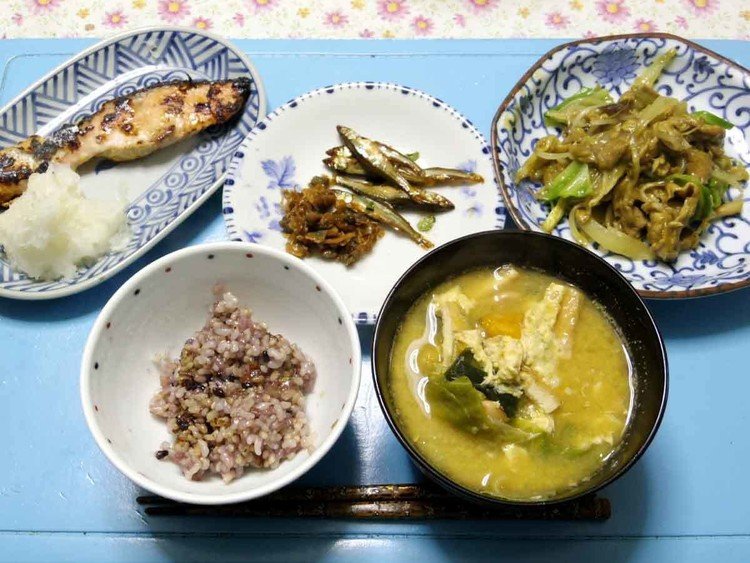 今夜は粕漬け焼き鮭の大根おろし添え、キャベツタマネギブナシメジ豚肉のあんかけカレー粉ソース炒め、頂き物の琵琶湖の若鮎・しじみの佃煮、ワカメ油揚げキャベツとかの納豆汁、ご飯です。