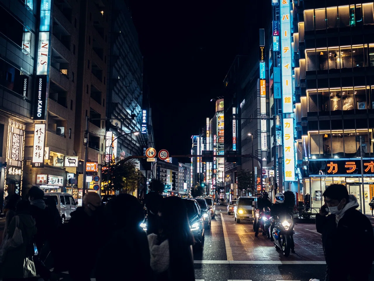 久しぶりに池袋の夜の街を歩いた 大勢の人々が行きかう都会 の街は田舎者の僕からしたら憧れの空間である 僕が写真を撮り始めたきっかけはストリート写真 最近はあまり撮れてないけれど東京の夜 を感じて 改めて僕の Kentanahashi Note