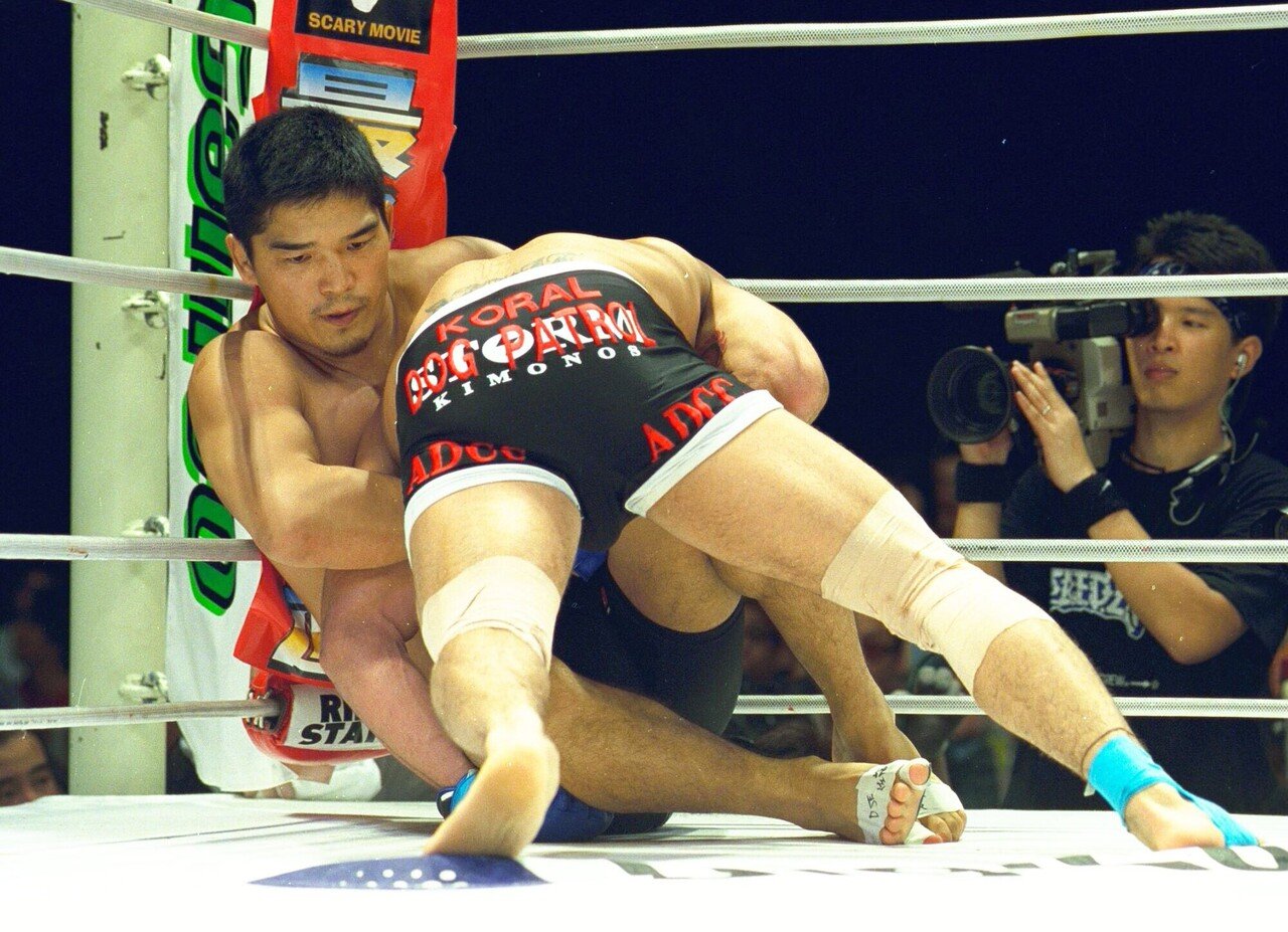 悪魔仮面に変身を遂げた石澤。やりたい放題の末、2000年〝総合格闘技の