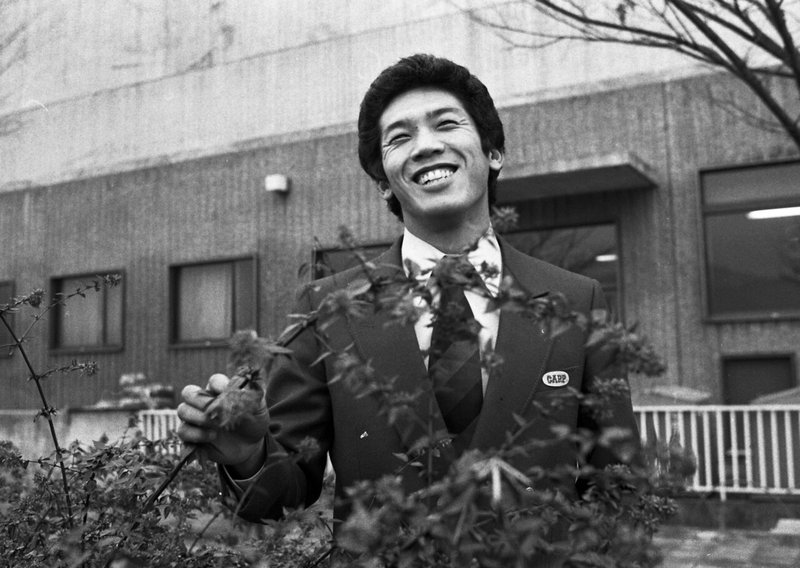 正月用撮影で笑顔の高橋慶彦（７９年１２月、広島市内）