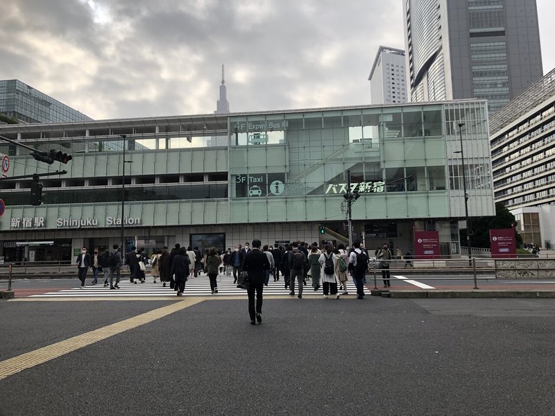 ②南口を出ると目の前にバスタ