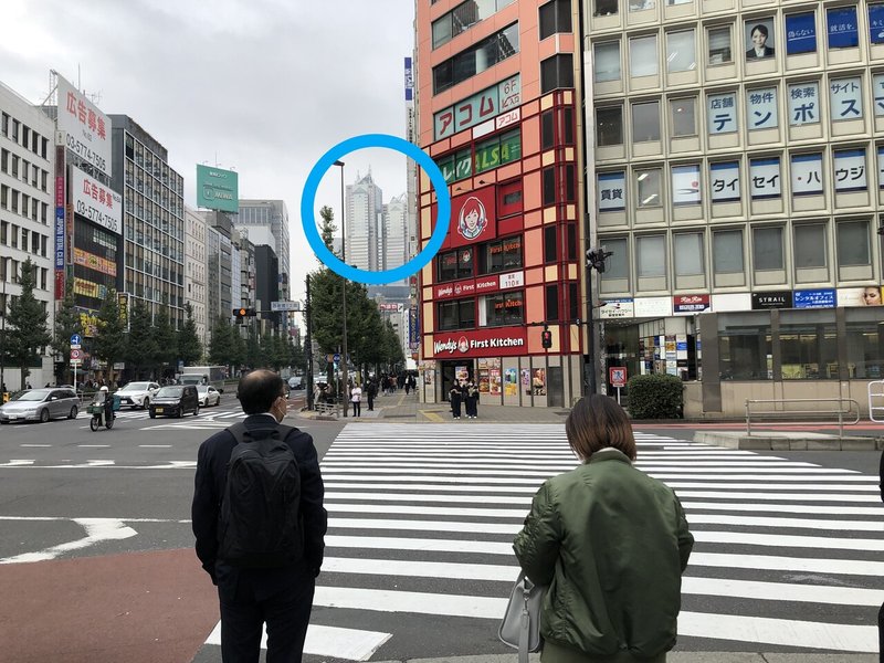 ④まっすぐ進むと信号(ウェンディーズ)