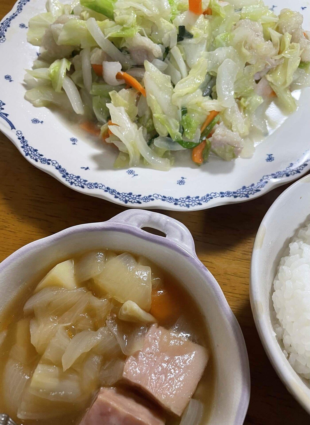 今夜は 野菜メインの質素な晩ご飯 具沢山スープと野菜いため 野菜炒めは 肉の代わりにホルモン 味付けは 根昆布出汁だけのあっさり味です 大西恵子 機能改善士 Note