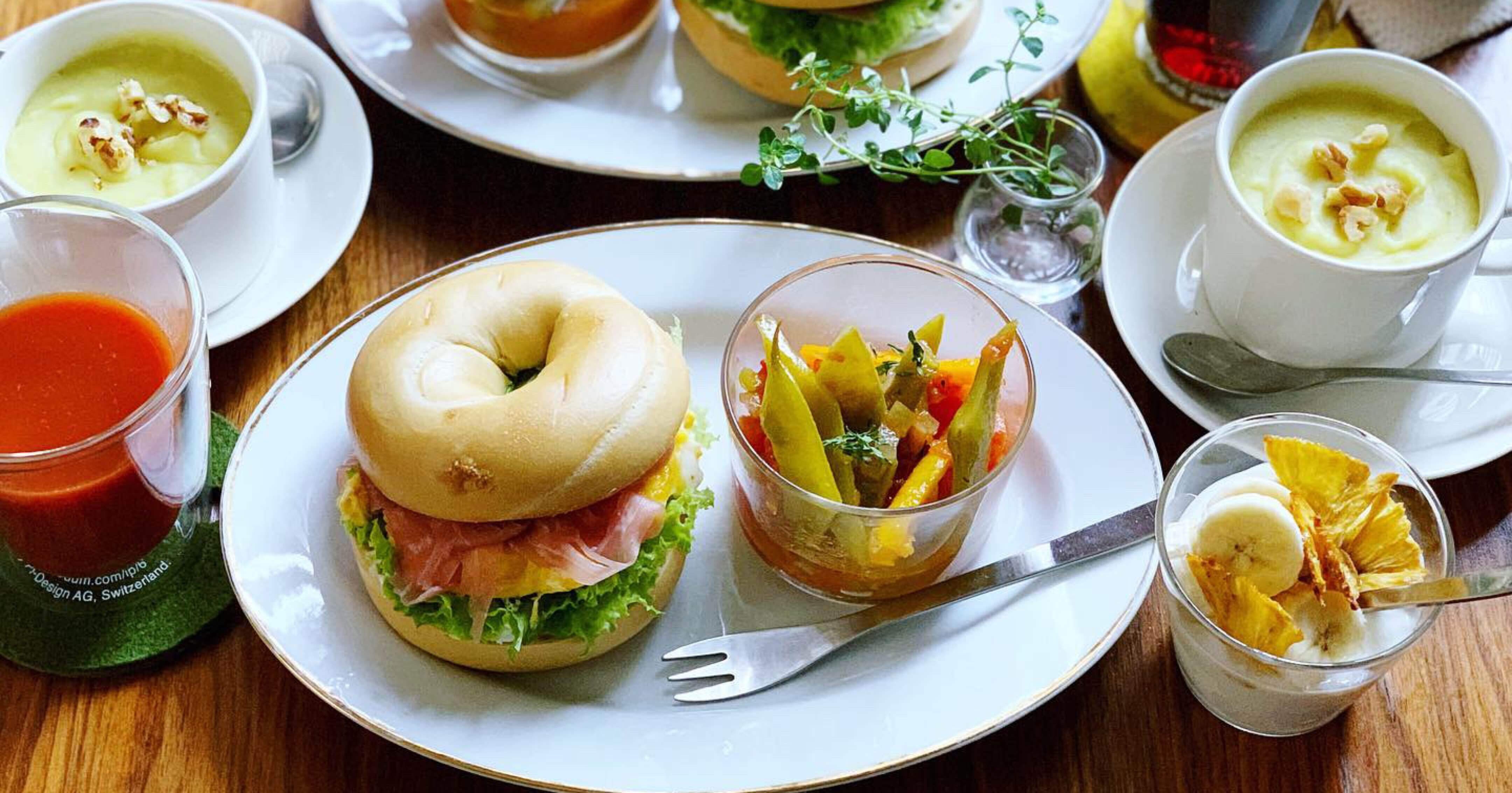 生ハムとスクランブルエッグのベーグルサンドとモロッコいんげんのトマト煮 みずのさちこ Note