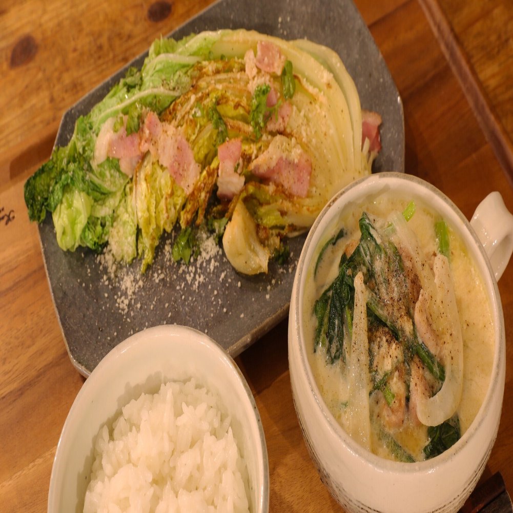 主菜 鶏とほうれん草のクリーム煮 副菜 白菜べーコンのガーリックステーキ の作り方 ぐっち夫婦 料理家 Note