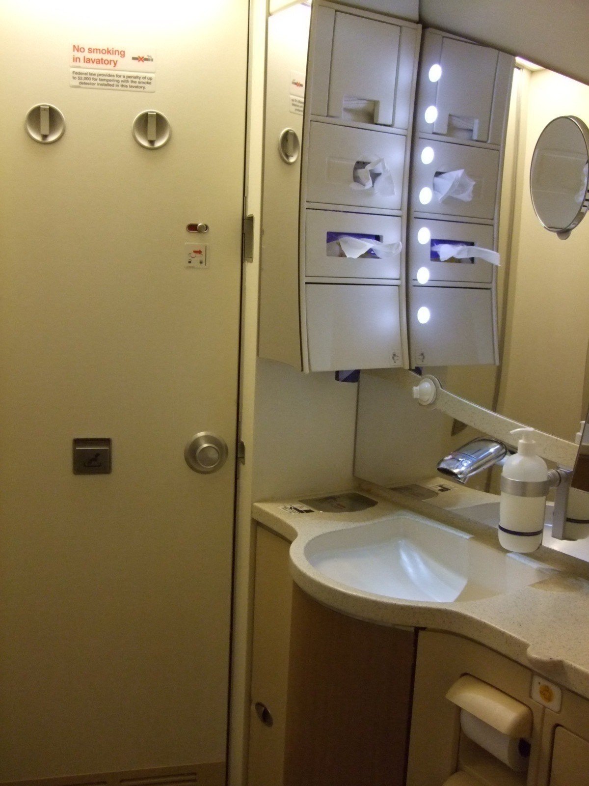 無料 飛行機のトイレ完全攻略ガイド 機内ラバトリーの使い方解説します Suzukyuin Note 無料 飛行機のトイレ完全攻略ガイド 機内ラバトリーの使い方解説します Suzukyuin Note