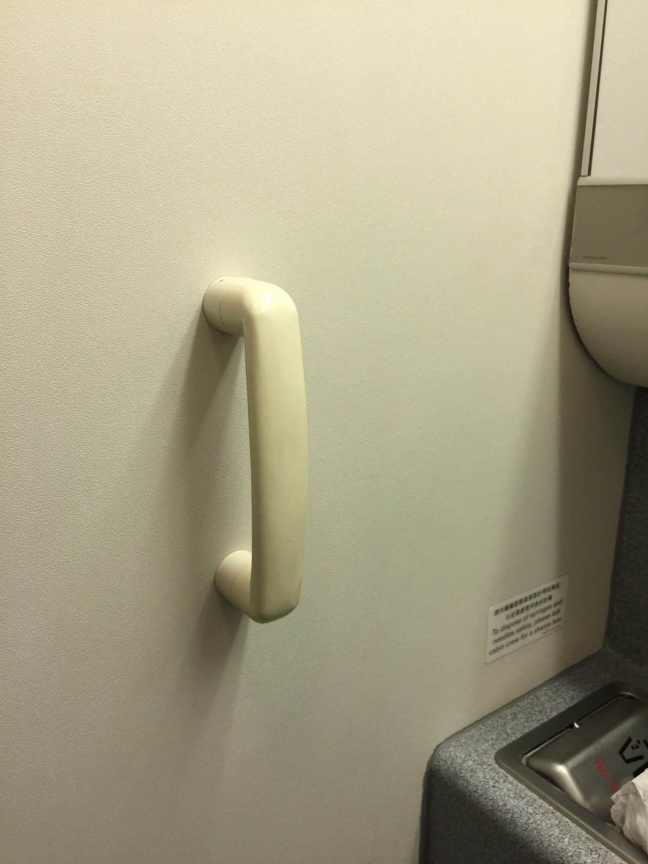 飛行機のトイレの灰皿 無料》【飛行機のトイレ完全攻略ガイド】機内ラバトリーの使い方