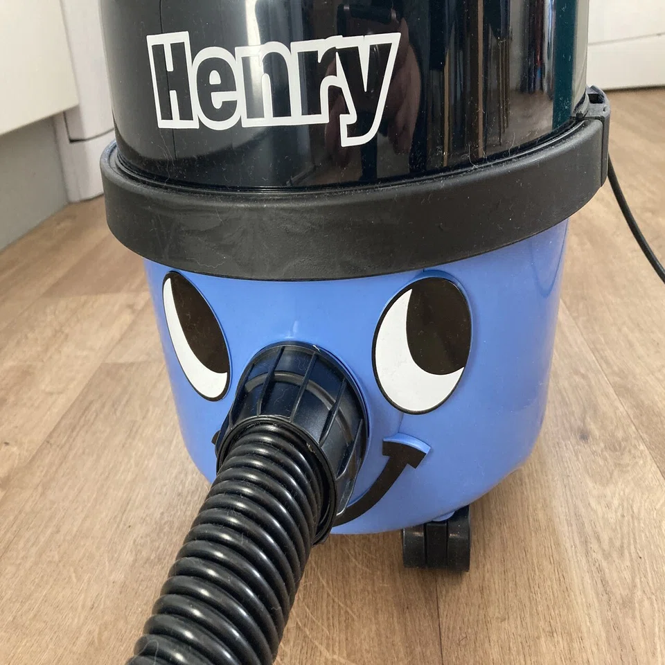 メイドインUKの掃除機・愛されキャラのヘンリー君｜英国ゆるっとシニア