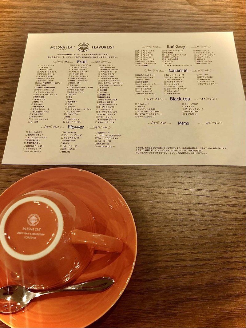 ムレスナティー東京、席に据えられたカップと紅茶のリスト
