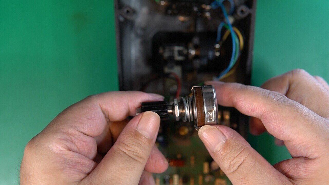 ワウポットは分解掃除で直るのか？DUNLOP CRYBABY GCB-95｜ebi-san